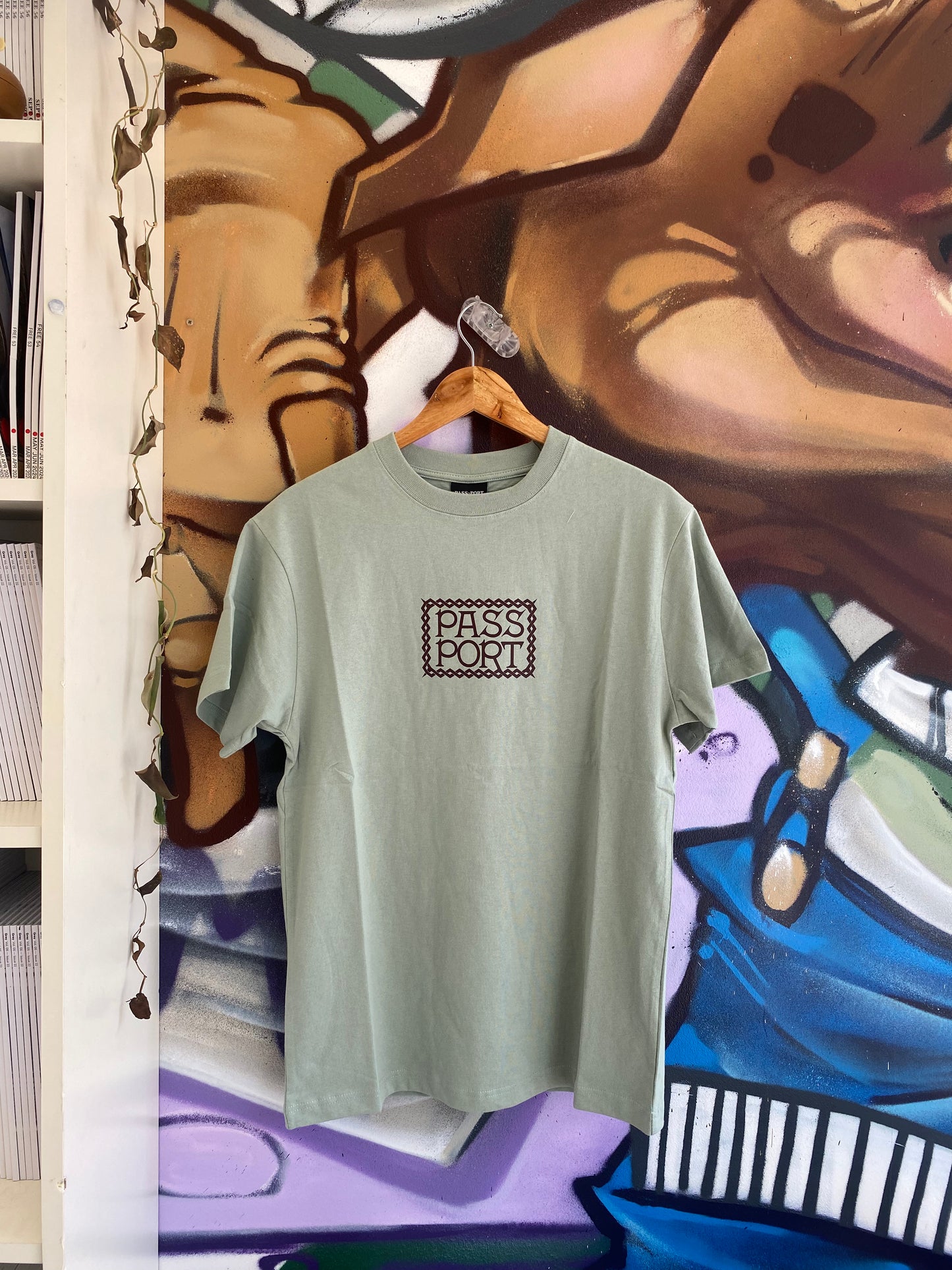 Pass-Port "Lantana Bush" - T-Shirt